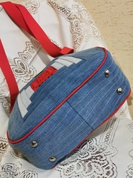 Ručně šitá riflová kabelka AKSAMIT s červenou háčkovanou vsadkou