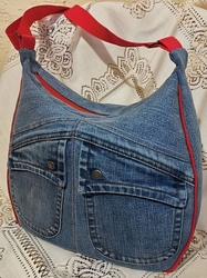 Ručně šitá riflová kabelka AKSAMIT s červenou háčkovanou vsadkou