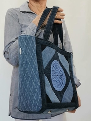 Ručně šitá taška s patchworkem a háčkovaným motivem