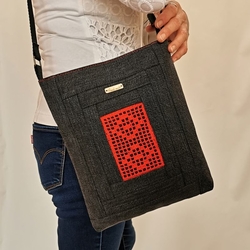 Riflová černo červená kabelka CROSSBODY3