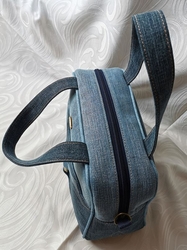 Ručně šitá riflová kabelka GRANÁT s dřevěným kroužkem