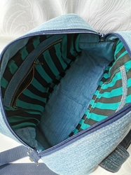 Ručně šitá riflová kabelka GRANÁT s dřevěným kroužkem