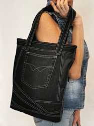 Černá riflová taška ozdobená zipy