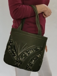 Ručně šitá zelená kabelka s brokátem a zlatým štepováním