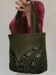 Ručně šitá zelená kabelka s brokátem a zlatým štepováním