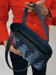Ručně šitá jeansová kabelka s patchworkem