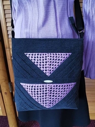 Černá riflová CROSSBODY kabelka s fialovou vsadkou