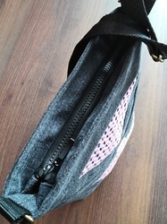 Černá riflová CROSSBODY kabelka s fialovou vsadkou