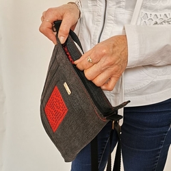 Riflová černo červená kabelka CROSSBODY3